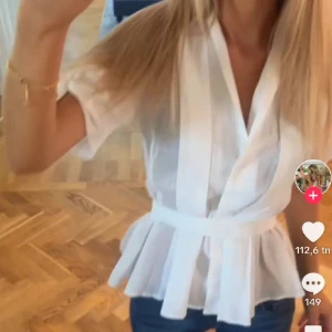 Blus - Säljer denna super fina slutsålda blus från zara