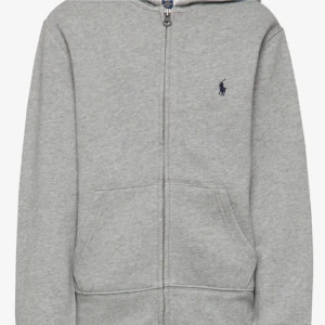 Grå hoodie från Ralph Lauren - Säljer en stilren grå hoodie från Ralph Lauren. Knappt andvänd så den är i jättebra skick. Säljer hoddien pågrund av att den är för liten för mig. Kontakta mig om du är intresserad och om vill ha bilder på den.