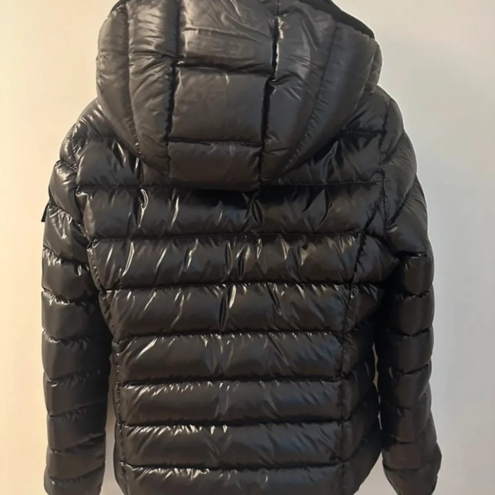 Intressekoll på min nästintill nya moncler bady. Den är såklart äkta med bevis på sista bilden!🥰. Takit.