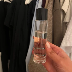 Eau de Parfum från Gina Lab - Unisexparfym från Gina Lab med doft av citronpeppar. Flaskan är genomskinlig med en svart kork och rymmer 50 ml. Perfekt för den som gillar fräscha och kryddiga dofter.