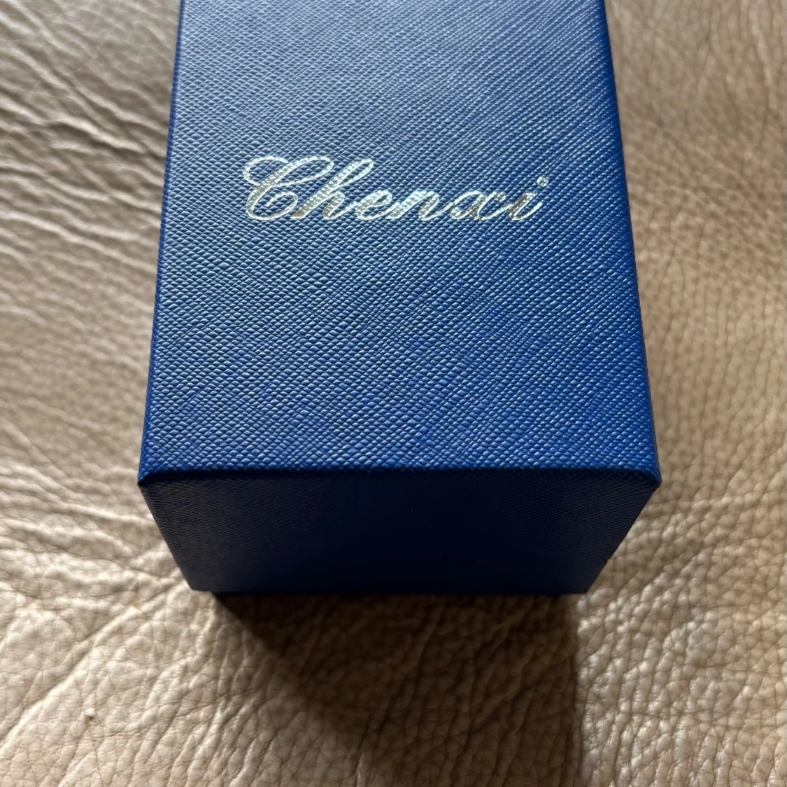 Silverfärgad klocka med grön urtavla - 93