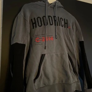 Grå hoodie från Hoodrich - Snygg grå hoodie från Hoodrich med svart text och detaljer. 
