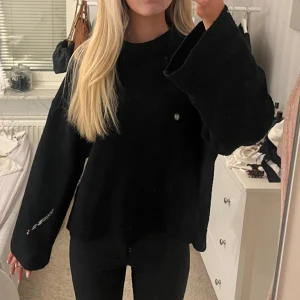 Svart stickad tröja - Säljer en svart stickad tröja med långa ärmar och en loose passform. Perfekt för kyligare dagar och enkel att matcha med olika outfits.
