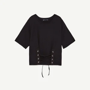 Svart t-shirt med snörning - Snygg svart t-shirt från Zara med cool snörningsdetalj framtill. Perfekt och trendig. Älskar den, as cool till ett par jeans!!