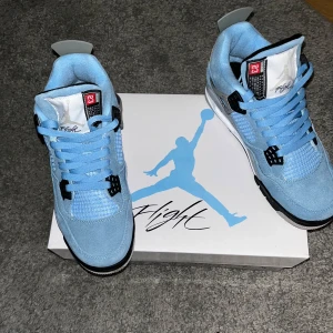 Nike Air Jordans i ljusblå ÄKTA! - Snygga Nike Air Jordans i ljusblå mocka med svarta och vita detaljer. Helt nya knappt använda box tillkommer! Storlek 40 inga skador på dem. Hör av er om fler frågor eller funderingar!