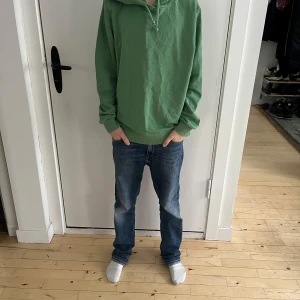 Grön barn hoodie från M&S Collection - Säljer en grön barn hoodie från M&S Collection i storlek 12. Tröjan har en avslappnad passform med en huva och ribbade muddar. Tillverkad i mjukt och bekvämt material, perfekt för vardagsbruk.  Nypris: Ca 300 SEK  