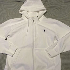 Ralph Lauren zip up - Tjena! Säljer denna stilrena Ralph Lauren zip up med en nice colour way❗️| Skick: 10/10! Den här aldrig blivit använd förut! | Storlek: S | Ny pris ca 2000kr 💵| Färg: Vit ⚪️| Tillbehör: Tyvärr kommer inga tillbehör med denna produkt 🙁| Fraktar: Spårbart genom PostNord och Instabox 📦| Hör av er för mer information! | Allt gott! 😁👊