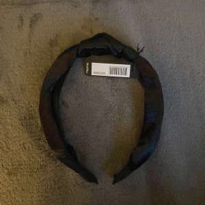 Svart diadem från Monki - Snyggt svart diadem från ur&penn med en knutdetalj på toppen. Passar bra till både vardag och festliga tillfällen. Diademet har aldrig används och kommer med i en plastförpackning som jag fick den i🫶🏼 varan kostade 69 men säljer den för 35❤️