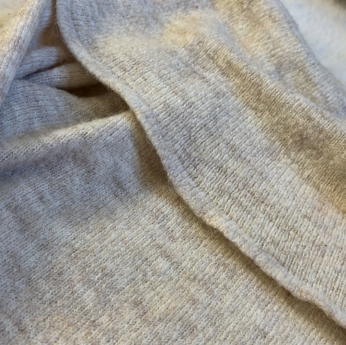 Beige stickad offshoulder-tröja - 91