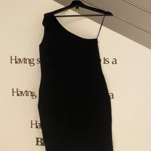 Svart klänning med blomma från Sonia Rykiel x H&M - Aldrig använd. Storlek M elegant