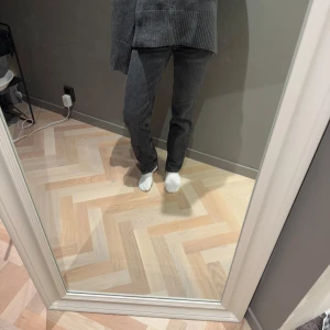 jeans - säljer dessa snygga svarta jeans🖤🖤