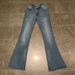 Blå bootcut jeans från Blue Ridge -  Super fina, knappt använda, blåa + flare Blue Ridge jeans!👖 ❗️Skriv om du vill ha fler bilder❗️Storlek: 158 Ny pris: ca 450kr 🥹
