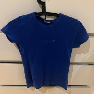 Blå t-shirt från Sand - Snygg blå t-shirt från Sand med korta ärmar och rund halsringning. Det är tjockare material än T-shirts! Köpte den för 449kr säljer den för 155+frakt 