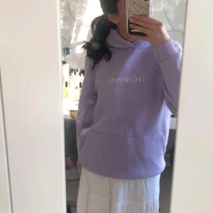 Hoodie - Säljer en superfin lila hoodie från New Yorker i storlek S. Köpte från herravdelningen, men passar för oss tjejer också! Text på både fram och baksidan, tycker det gör det extra hos hoodien💜 En defekt på hoodien (bild 5), råkade spilla ketchup men inget som man lägger märkte till efter att jag har djuprengört den. Perfekt för sena sommarkvällar☀️lite nopprig