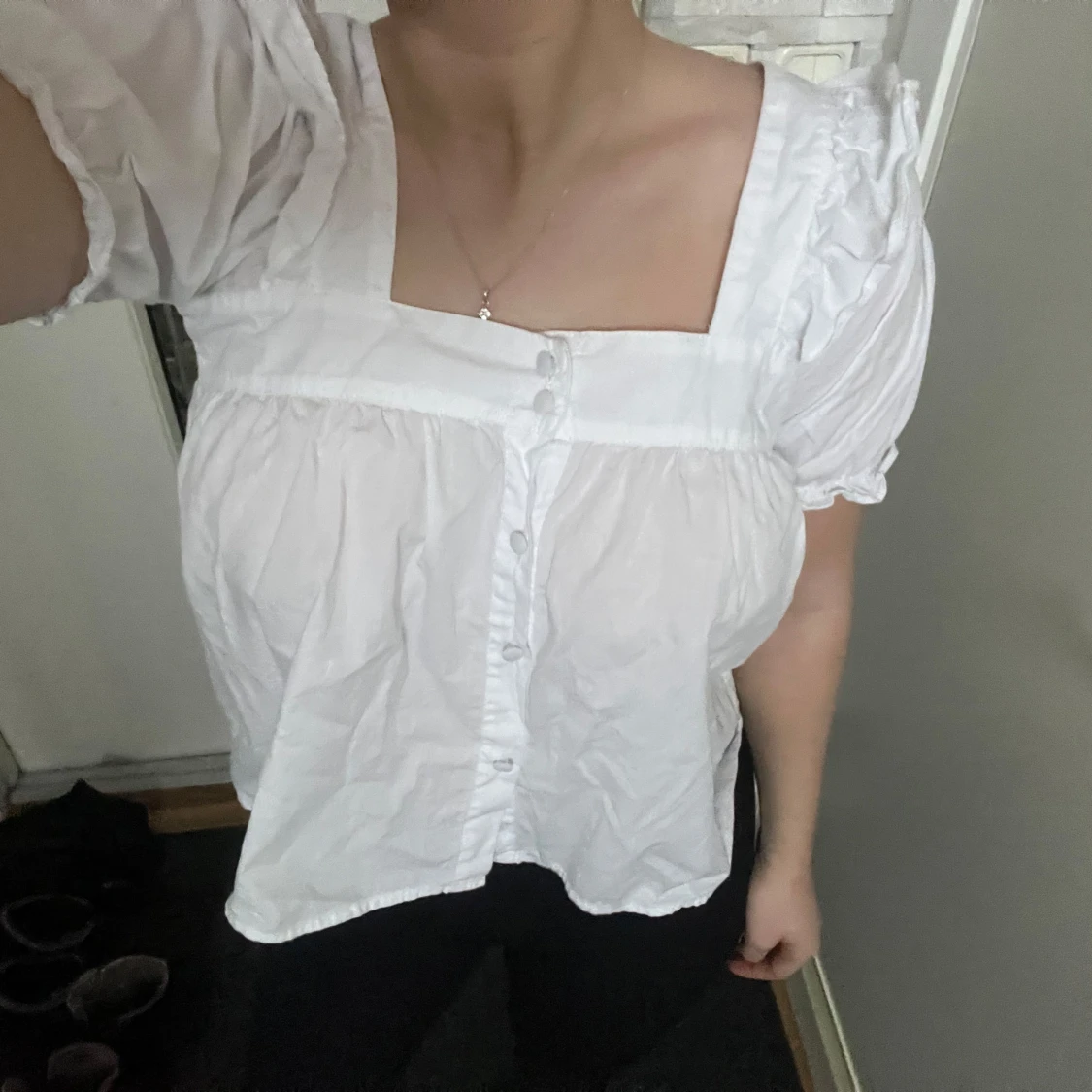 Vit blus med puffärmar