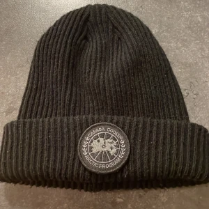 Canada Goose Mössa - | Storlek: NOSIZE | Skick: 9/10 | Pris: Köpt på plick | Mitt pris: 400kr | Säljer pga att jag inte passar i mössa | Ställ gärna frågor |