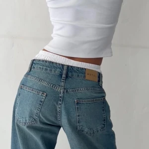 Motel rocks roomy extra wide low rise - storlek är W26 L32 längden passar bra på mig som är ca 167 (lite långa som jag personligen ville ha de). De är lite smått slitna längst ned vid sömmen då de är ganska långa. Är sämst på att ta bra bilder så fråga bara om fler bilder önskas❣️