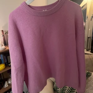 Rosa tröja i ull och alpacka från Arket - Mjuk tröja i alpacka och ull med lös passform. Ribbstickade detaljer. Tröjan innehåller 31 % RWS-ull.   Innehåller även 31% alpacka.  Tröjan är i bra skicka och är köpt för 990kr, säljs för 500kr