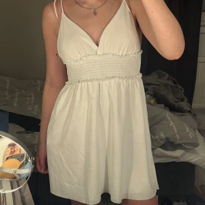 Vit miniklänning - Jättefin vit klänning med inlägg i bysten! Storlek S och har prislapp kvar!