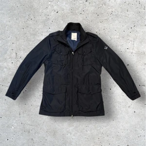 J.Lindeberg Jacka - J.Lindeberg Jacka | Skick 7.5/10 inga defekter | Storleken M och färgen mörkblå | Nypris 4000kr | Hör av er för mer information/bilder!