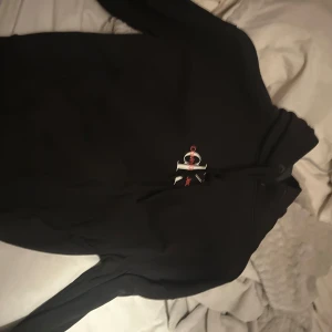 Svart tröja från Calvin Klein Jeans - Snygg svart tröja från Calvin Klein Jeans. Perfekt för en stilren look. Tröjan har långa ärmar och en enkel design som passar till det mesta.