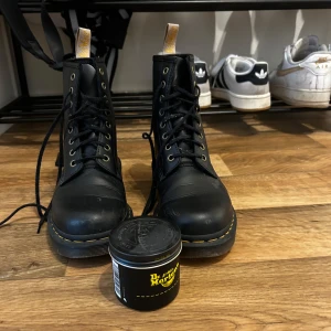 Dr Martens AirWair 1460 Veganska STRL 38 - Ett par klassiska Dr. Martens i mycket gott skick. Endast använda fåtal gånger då skorna är lite för stora för mig. Storlek 38. Skickar med Dr. Martens egna Wonderbalm som kan användas för att mjuka upp lädret.