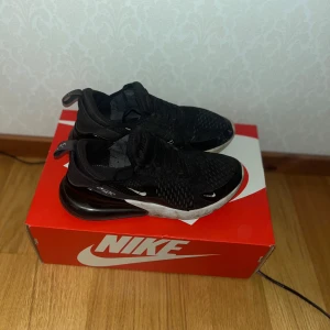 Nike 270s storlek 39 - Nike air 270 storlek 39. Skicket är 7/10! För mer bilder är det bara att höra av sig eller för mer info! 😁