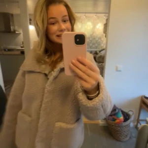 Beige teddyjacka - INTRESSEKOLL!! Mysig beige teddyjacka med knappar framtill. Perfekt för kyliga dagar med sin fluffiga och varma design. Jackan har långa ärmar och stora fickor! Skriv vid intresse💗💗