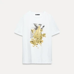 Vit t-shirt med guldtryck - Snygg vit t-shirt från Zara med ett unikt guldtryck på framsidan.💕Perfekt för att ge din outfit en touch av glamour. Den är helt ny och oanvänd. Orginalpriset är 229kr💕 