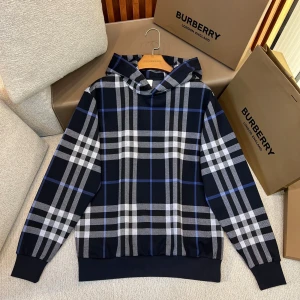 Burberry hoodie - Burberry hoodie, finns alla storlekar och annan färg också. Finns fler modeller! Skriv DM för mer info eller intresse ✅