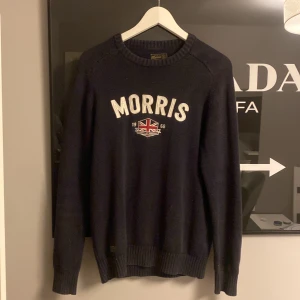 Svart tröja från Morris - Säljer denna mörkblåa tröja från Morris. Den är i mycket bra skick men säljer då jag behöver pengar.