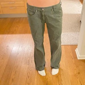 Gröna lågmidjade jeans  - Ascoola baggy och utsvängda gröna jeans. De är lågmidjade! 