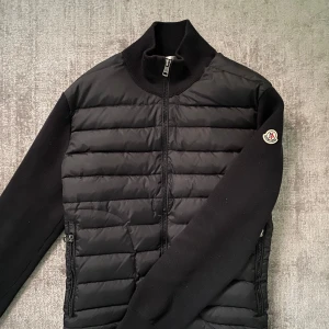Moncler cardigan strl: S/M, Herr - Hej nu säljer jag min moncler cardigan. Som jag har använt ett par ggr, använt väldigt sparsamt. Den jag köpte cardiganen av sålde den med digitalt kvitto som jag har kvar. Den är antagligen äkta har äktenhetskollat den och allt ser bra ut plus att det finns digitalt kvitto. Men är inte hundra på att den är äkta pgr av att jag inte har jätte mkt erfarna om moncler men ni får avgöra själva. Den är i strl M men sitter precis som strl S. Hör av er av minst lilla fundering pris går att diskutera Mvh