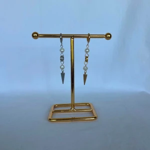 Örhängen  - Finns i guld och silver. Köp för 119kr/st Eller 189kr/ paret. Modell 157 Smyckes ställningen finns även att köpa för 299kr!