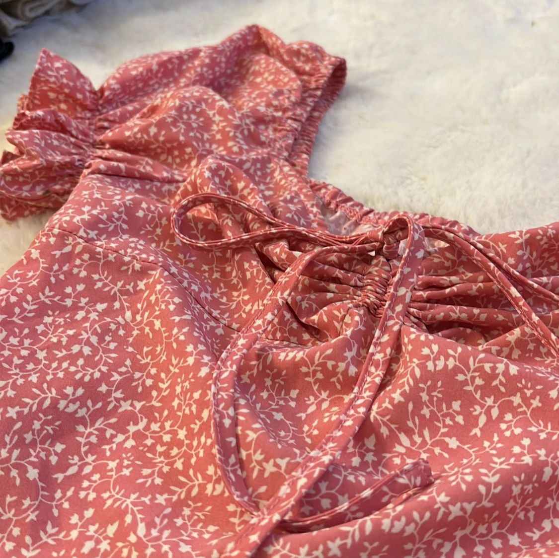 Rosa blommig topp med knytning - 90