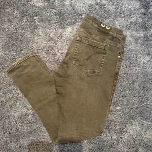 Svarta Dondup jeans  - Snygga svarta jeans från Dondup modellen george, med en stilren design. Perfekta för en trendig look. Tillverkade i Italien med hög kvalitet. Sitter som 33/32