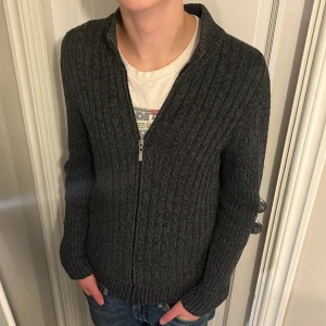 Mörkgrå zip up! - Säljer denna sjukt snygga zip up från märket MTL. Den är helt galet skön och är perfekt nu under vintern. Denna kan du ha när som helst skolan,hemma och fester!