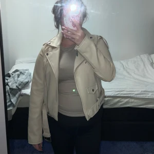 Beige skinnjacka med bälte - Oanvänd skinnjacka från Zara. Den är basically helt ny förutom att prislappen saknas:) 
