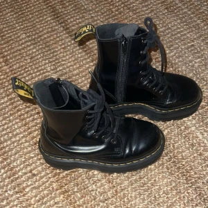 Dr Martens Jadon  - Jag säljer mina svarta Dr. Martens Jadon. Ena platåsulan har gått upp lite men det går enkelt att fixa hos skomakaren. Därav det billiga priset. För övrigt mycket fint skick! Inköpta på De Martens butiken i Stockholm för 2500:- 