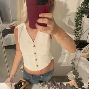 Vit väst med knappar - Snygg vit väst med knappar framtill💞💞💘