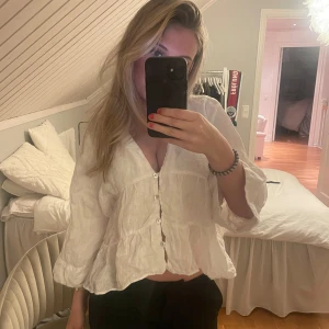 Vit blus zara - Säljer denna söta vita blusen ifrån zara!💕Pga att den tyvärr inte kommer till användning för mig längre