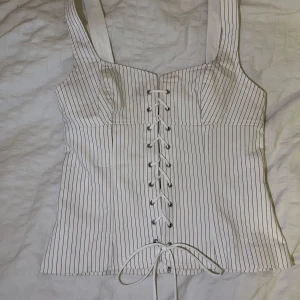Så söt trendig korsett topp från Zara  - En så söt korsett topp från Zara. I mycket bra skick. Den är i storlek small. Säljer då jag inte använder den längre. 