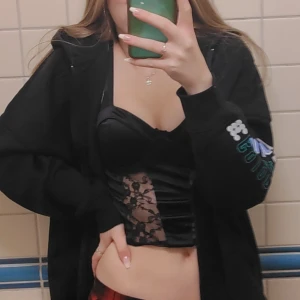 !OBS! vit korsett topp - En fin vit korsett topp. Bilder på en svart då jag aldrig använt den vita, dock ingen prislapp kvar. Fin spets detalj fram och reglerbara band