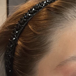 Svart glittrigt diadem - Snyggt svart diadem med glittriga detaljer. Köpt på ur och Penn för ca 100kr, priset kan diskuteras.