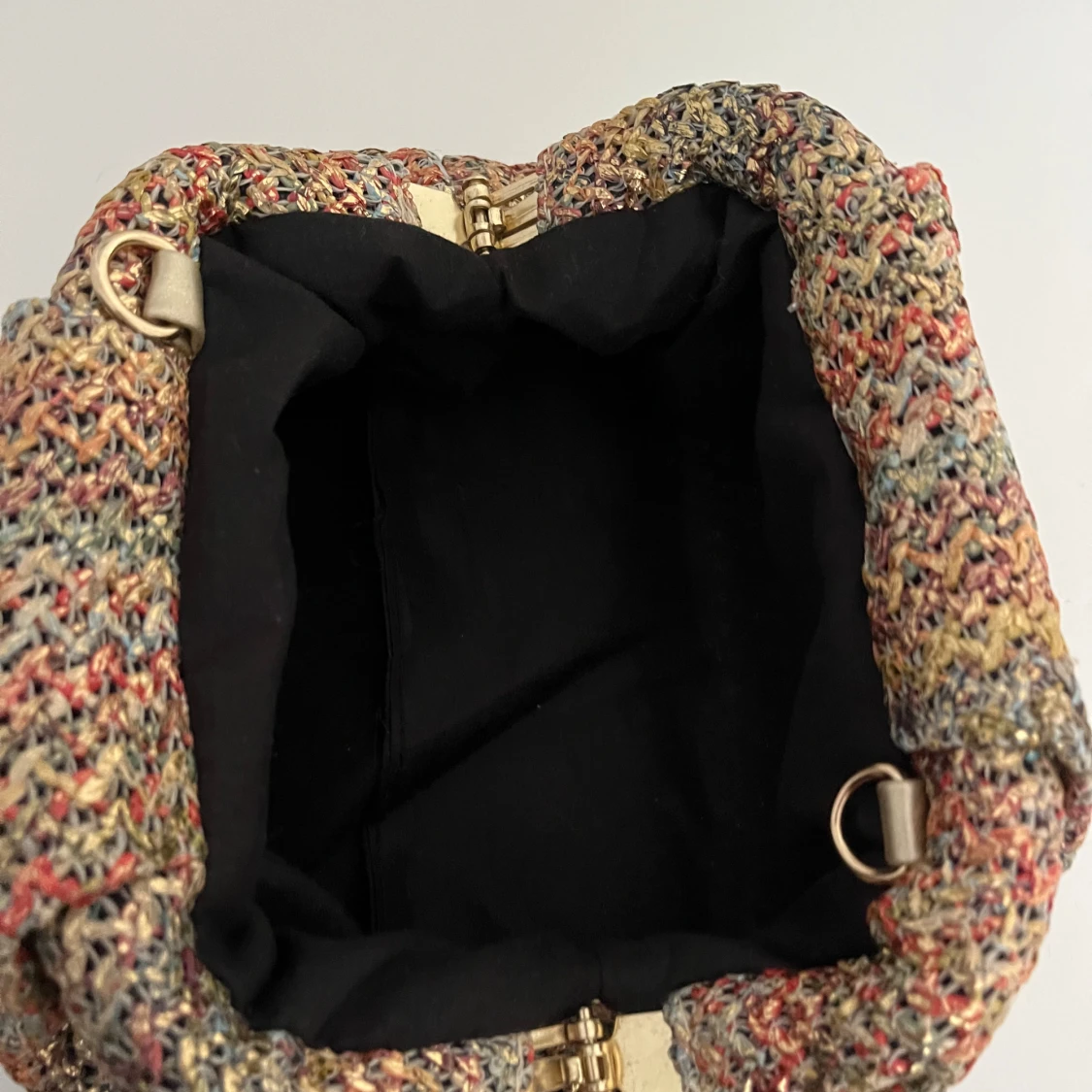 Flerfärgad stickad handväska - 90