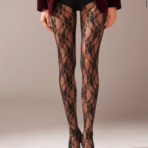 Spetstrumpbyxor  - Jättefina strumpbyxor i spets från Calzedonia. Helt oanvända, endast testade. Säljer då det är lite för korta för mig💗