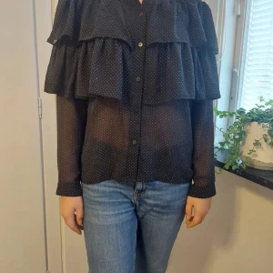 Prickig fin blus!! - Säljer denna supersöta blusen som är prickig🤗 Den är max använd 2 gånger och den är i väldigt fint skick🥰 