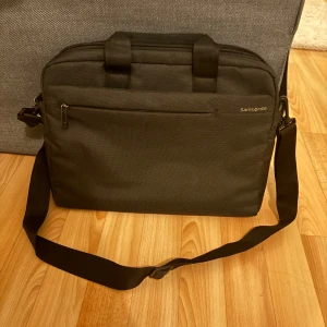 Datorväska - Knappt använd. Bra material och rymlig med många fickor. 