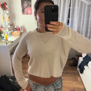 stickad tröja ZARA - Säljer denna söta stickade tröjan. Den är ganska kort och har långa armar. Materialet är jätte bekvämt och inte alls stickig. Säljer då jag inte alls använder den❤️‍🔥