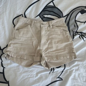 Beige shorts från H&M - Säljer ett par beige shorts från H&M. De är mid-rise och i storlek 38. 